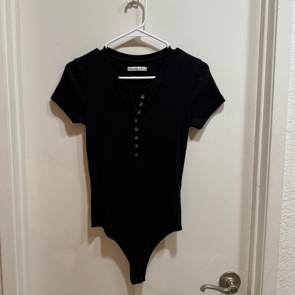 Abercrombie & Fitch Black Buttoned Tee - Picture 2 of 5